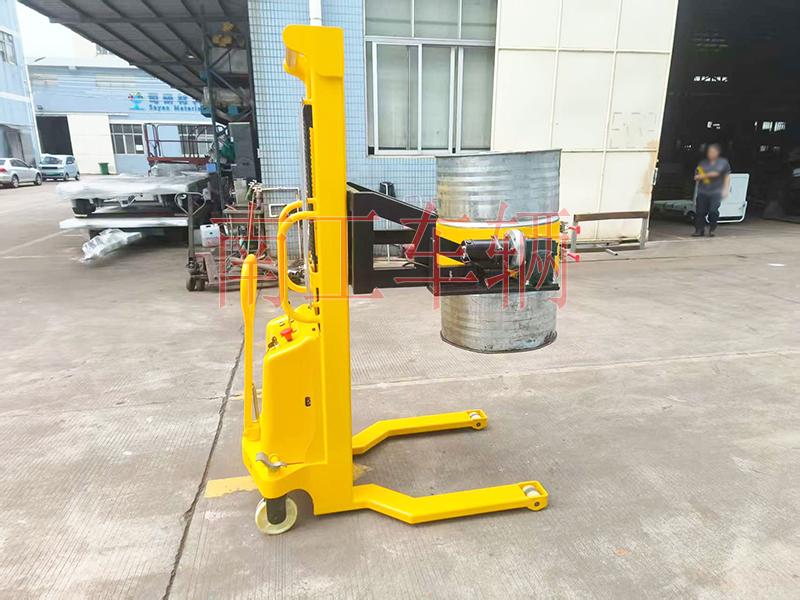 0.5噸帶自動(dòng)旋轉(zhuǎn)升降油桶車(chē)